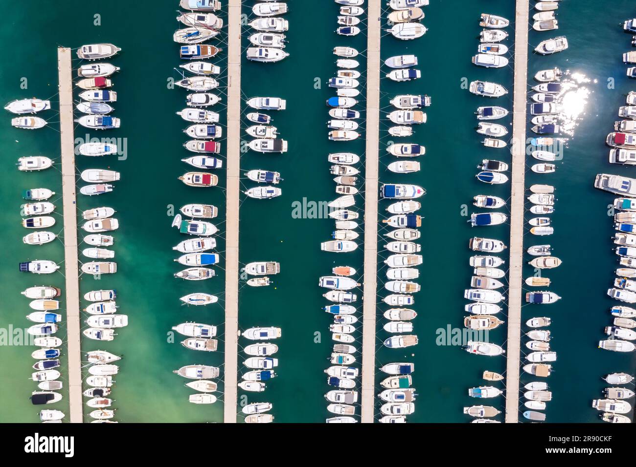 Dubrovnik, Kroatien - 25. Mai 2023: Yachthafen Mit Booten Auf Dem Meer Urlaub Dalmatien Aus Der Vogelperspektive In Dubrovnik, Kroatien. Stockfoto