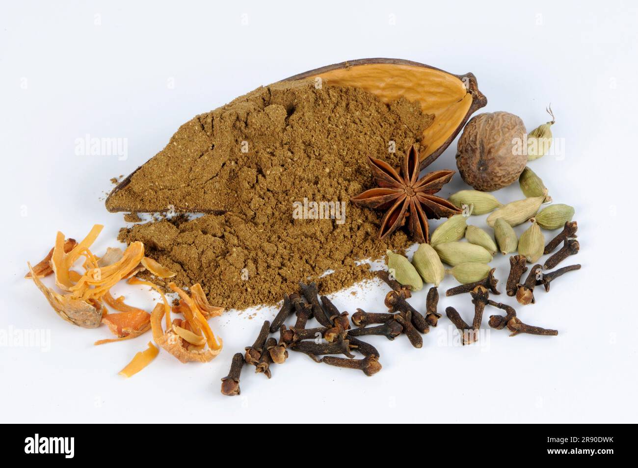 Garam Masala Pulver, Zutaten Kardamom, Nelken, Muskatnuss, Pfeffer, Schwarzer Pfeffer, Zimt, Ingwer, Koriander Stockfoto