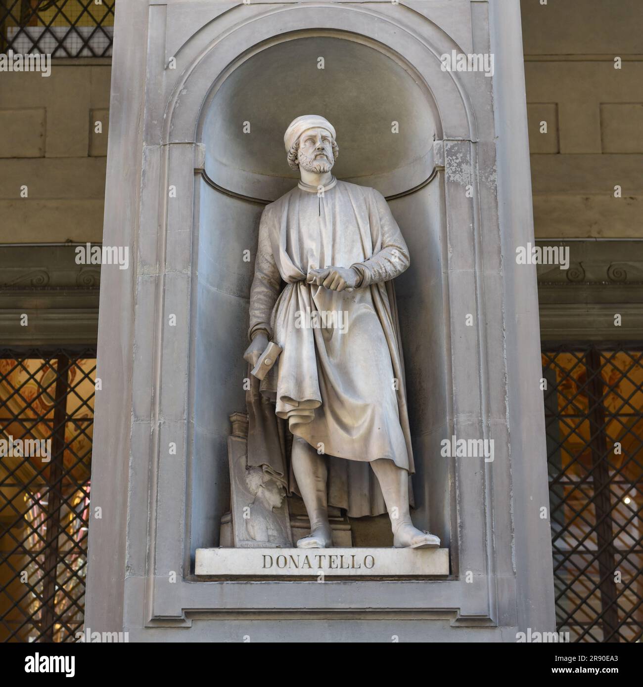 Florenz, Italien - 20. November 2022: Donatello, Statue in den Nischen der Uffizien-Kolonnade in Florenz Stockfoto