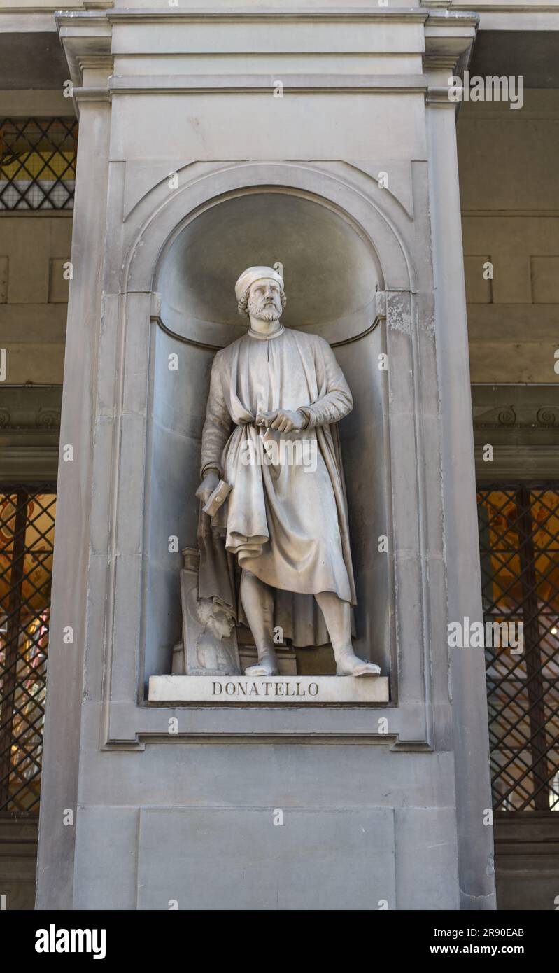 Florenz, Italien - 20. November 2022: Donatello, Statue in den Nischen der Uffizien-Kolonnade in Florenz Stockfoto