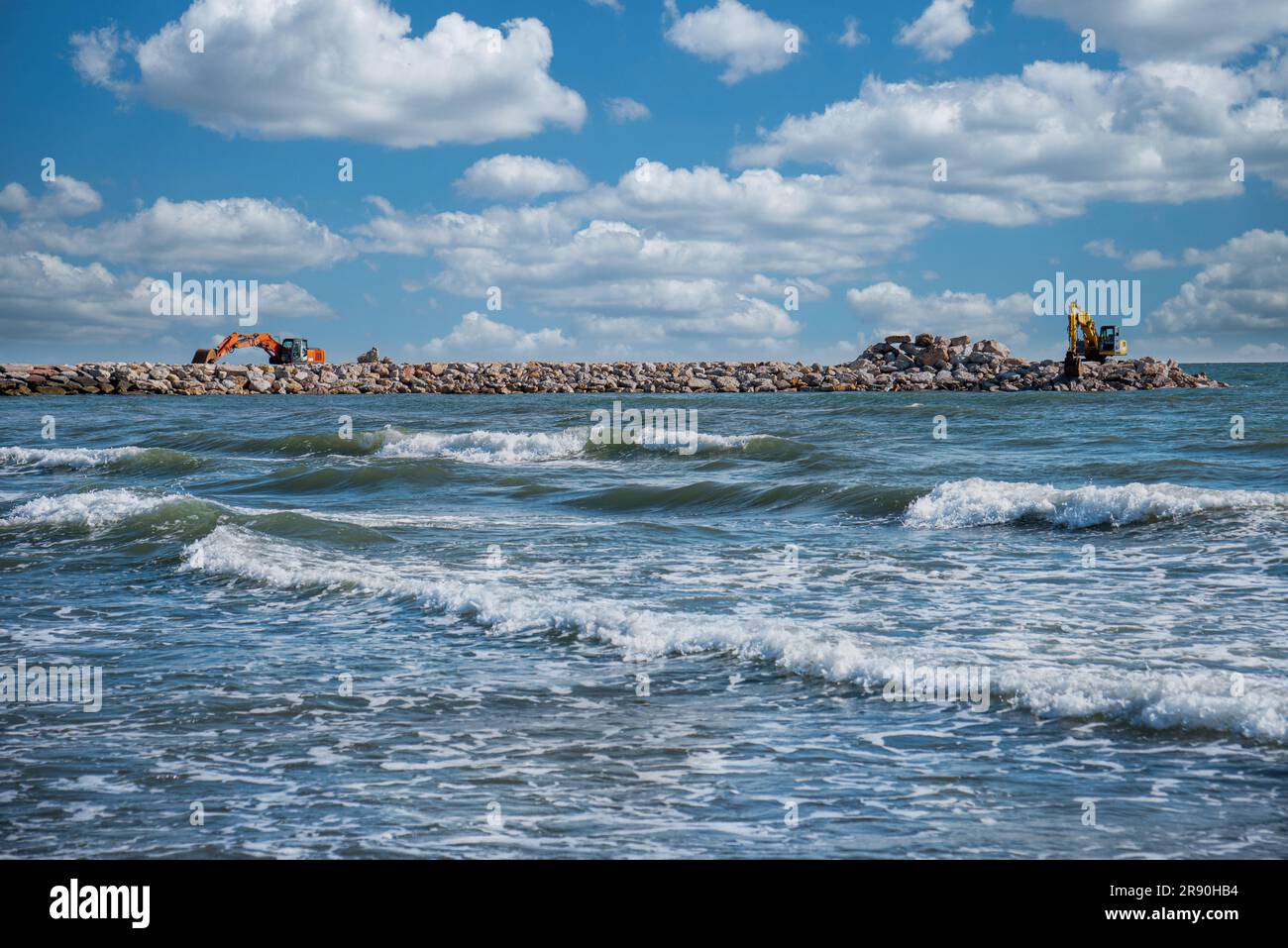 Bau von Bruchwasserklippen, um die Küste vor Stürmen zu schützen, die die Strände zerstören. Stockfoto