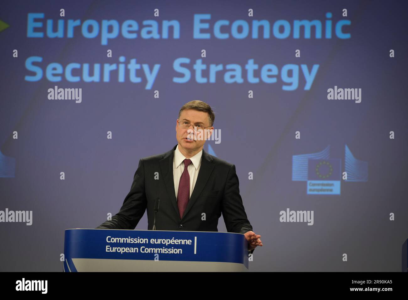 Nicolas Landemard / Le Pictorium - Pressekonferenz mit Josep BORRELL FONTELLES, Margrethe VESTAGER - 20/6/2023 - Belgien / Brüssel / Brüssel - Margrethe VESTAGER, Valdis DOMBROVSKIS und Josep BORRELL FONTELLES veranstalteten am Ende der heutigen Sitzung der Eurogruppe in der belgischen Hauptstadt eine Pressekonferenz. Josep BORRELL FONTELLES (links) Margrethe VESTAGER (Mitte), Valdis DOMBROVSKIS (rechts) Stockfoto