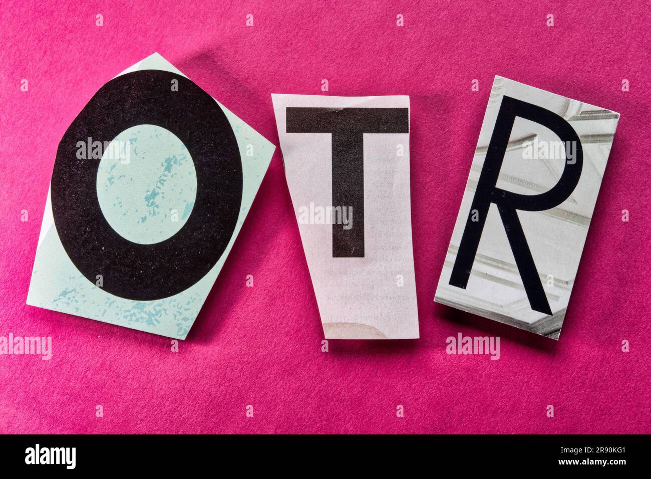 Die Abkürzung „OTR“ verwendet ausgeschnittene Papierbriefe in der Ransom Note-Effekt-Typografie, USA Stockfoto