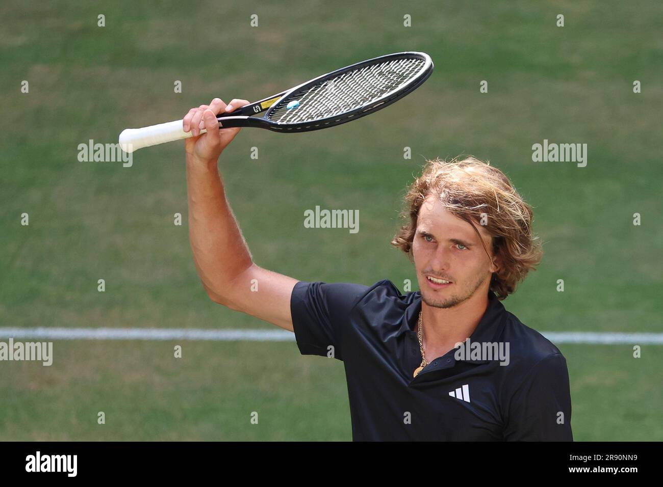 Halle, Deutschland. 23. Juni 2023. Tennis: ATP Tour Singles, Männer, Quarterfinals, Zverev (Deutschland) - Jarry (Chile). Alexander Zverev winkt mit seinem Schläger, nachdem er das Spiel im Centre Court gewonnen hat. Kredit: Friso Gentsch/dpa/Alamy Live News Stockfoto