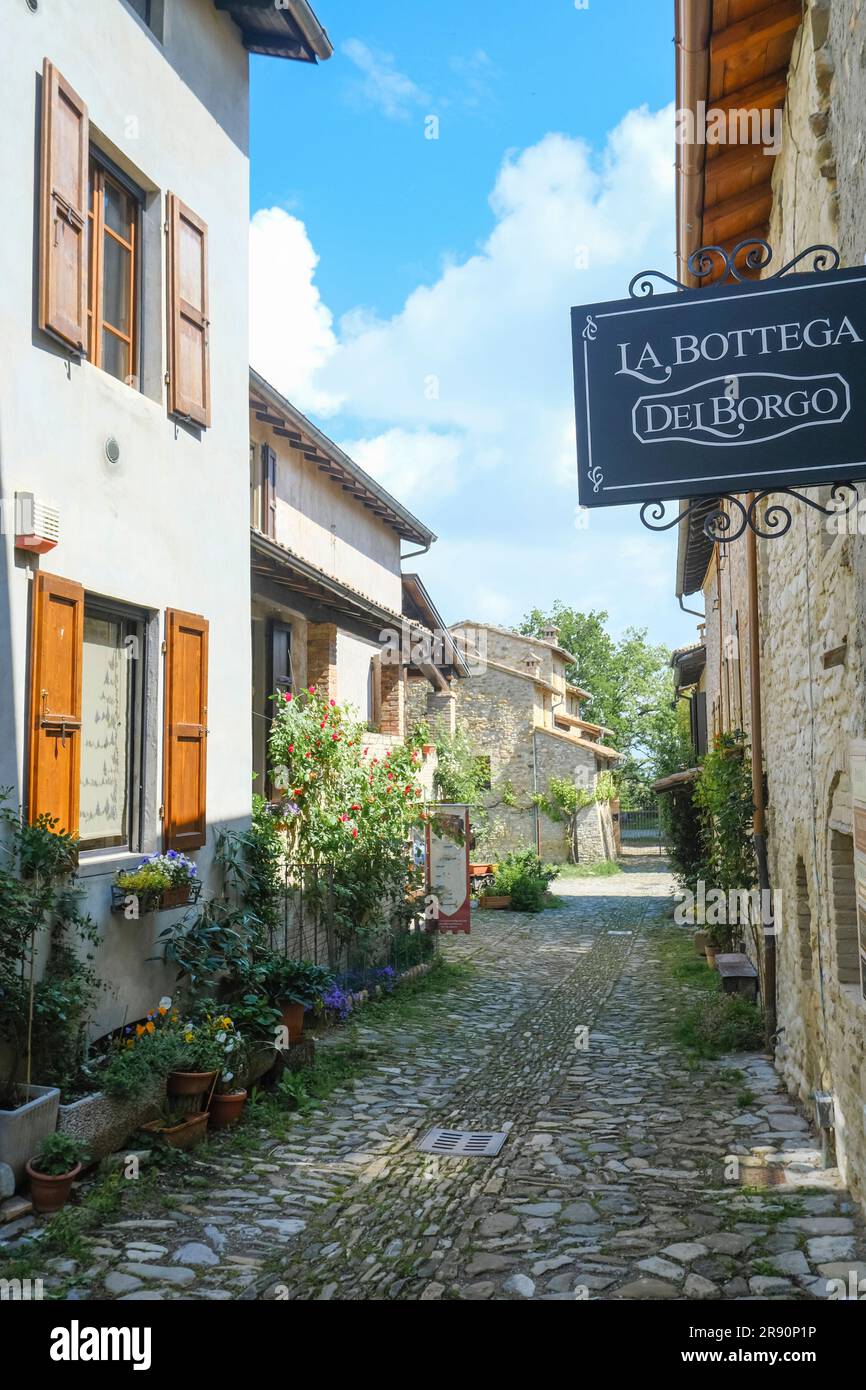 Mai 2023 Langhirano, Italien: Straßen mittelalterlicher Kleinstadt rund um das Schloss castello Torrechiara mit alten Häusern, Schildern Stockfoto