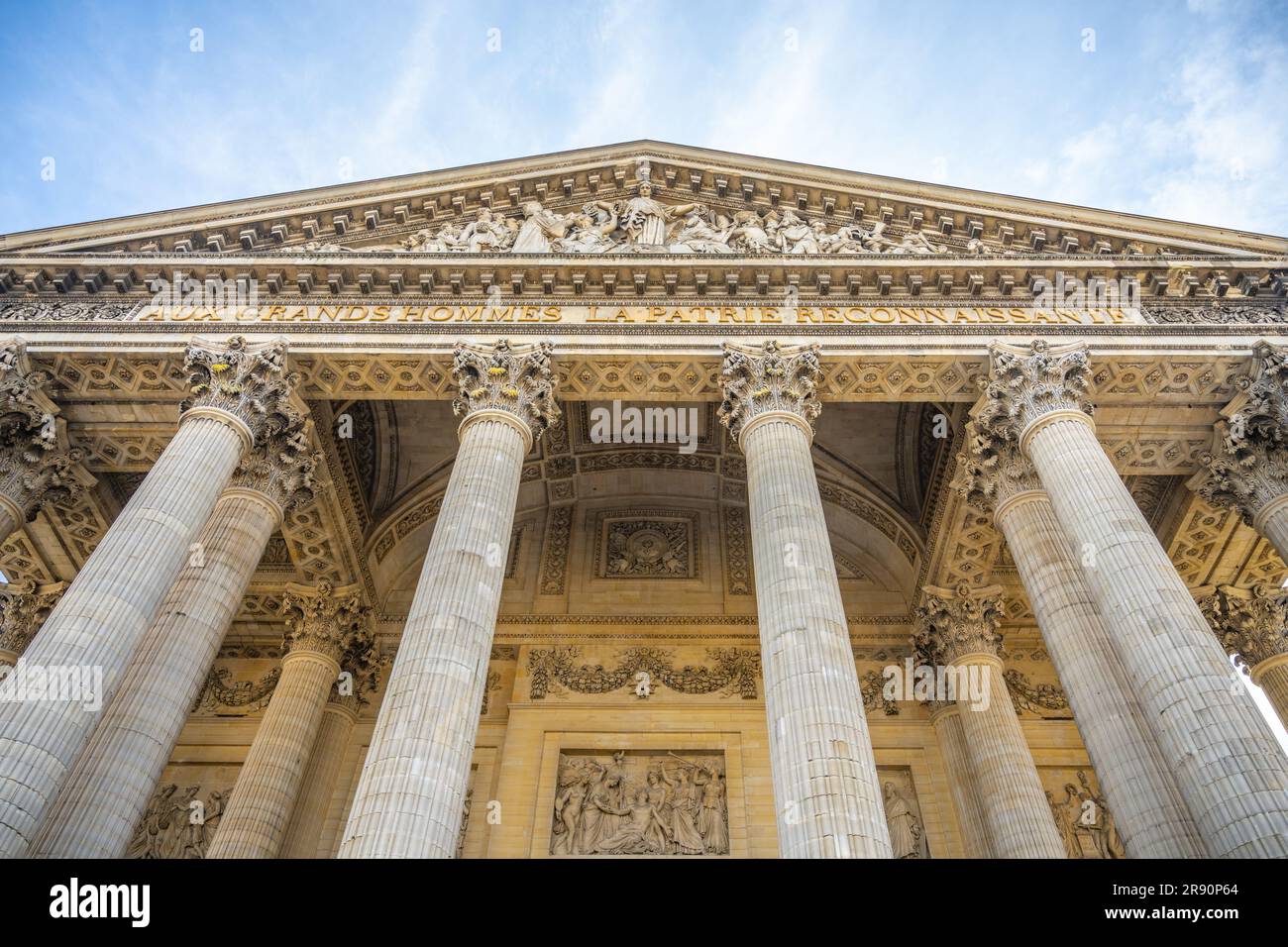 Vorderansicht des Tympanums und der riesigen antiken Säulen des Pantheon in Paris, Frankreich Stockfoto