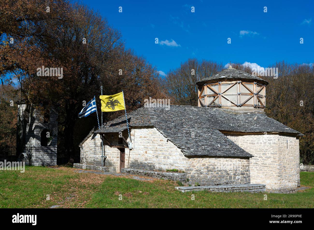 Die alte Kirche der Taxiarchen im traditionellen Dorf Kato Pedina in Zagori, Griechenland Stockfoto