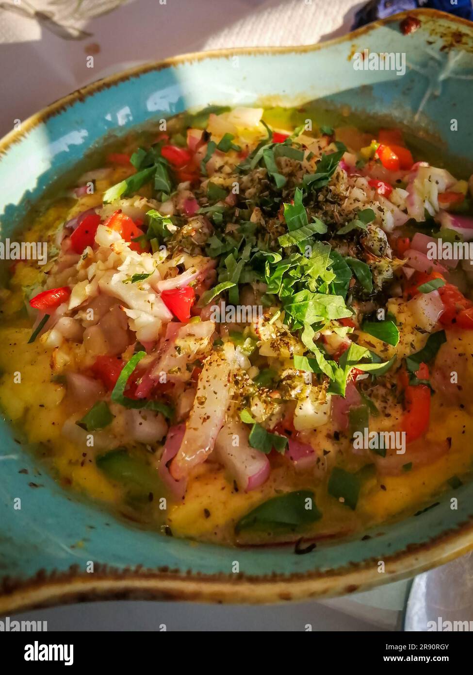 Authentisches griechisches Feta- und Tomatengericht Stockfoto
