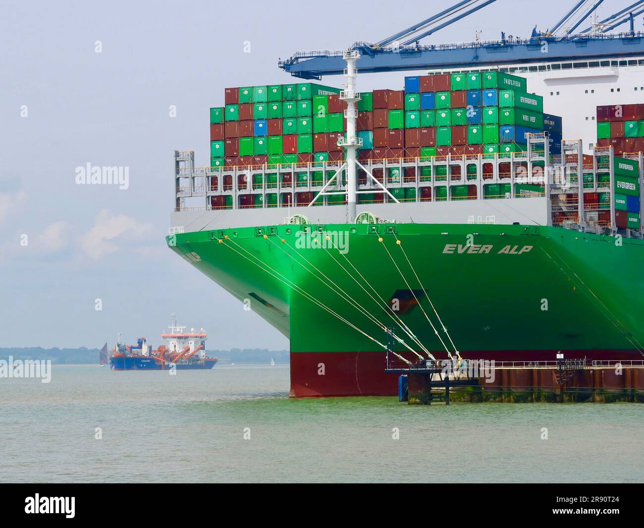 Felixstowe, Suffolk - 23. Juni 2023 : heißer Sommernachmittag am Landguard Point : Evergreen Ever Alp, Containerschiff am Hafen angelegt. Stockfoto