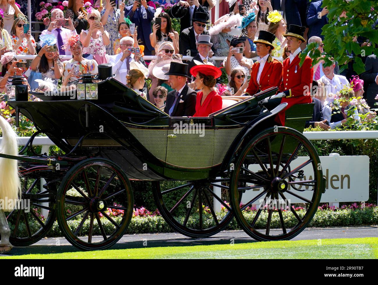 Der Prinz und die Prinzessin von Wales, Prinzessin Beatrice und Edoardo Mapelli Mozzi kommen mit der Kutsche am 4. Tag des Royal Ascot auf der Rennbahn Ascot in Berkshire an. Foto: Freitag, 23. Juni 2023. Stockfoto