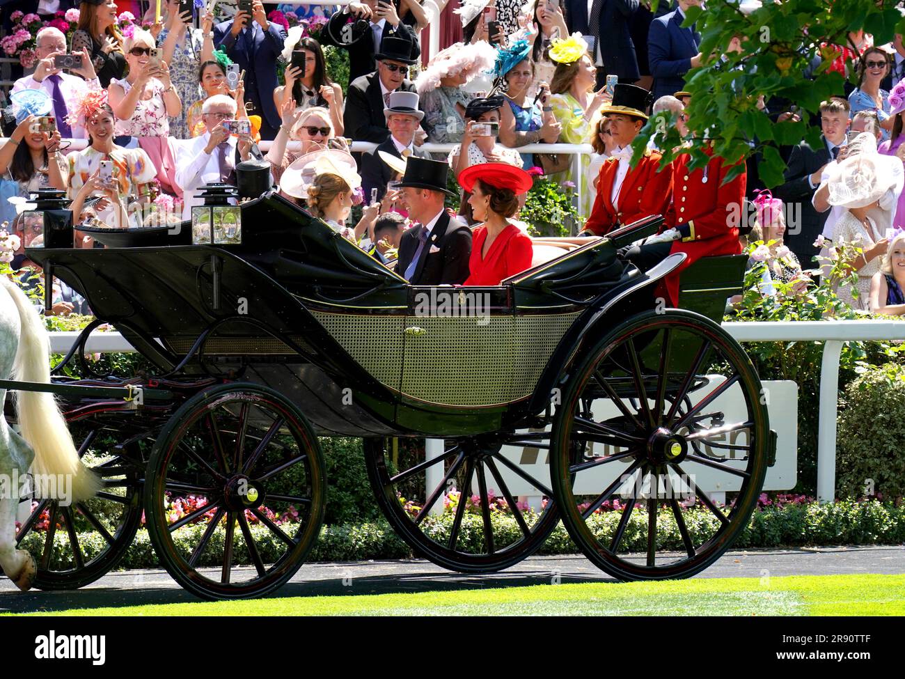 Der Prinz und die Prinzessin von Wales, Prinzessin Beatrice und Edoardo Mapelli Mozzi kommen mit der Kutsche am 4. Tag des Royal Ascot auf der Rennbahn Ascot in Berkshire an. Foto: Freitag, 23. Juni 2023. Stockfoto
