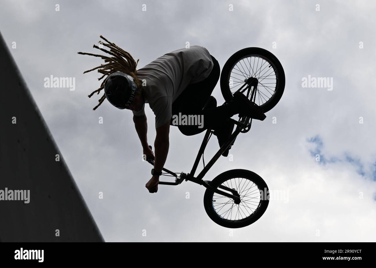23. Juni 2023, Hessen, Frankfurt/Main: BMX pro Tom Justice aus Großbritannien demonstriert seine Fähigkeiten beim freien Training für den Eurobike Skyline BMX-Wettbewerb auf der Messe Frankfurt. Die internationale Fahrradmesse Eurobike findet bis Juni 25 statt. Foto: Arne Dedert/dpa Stockfoto