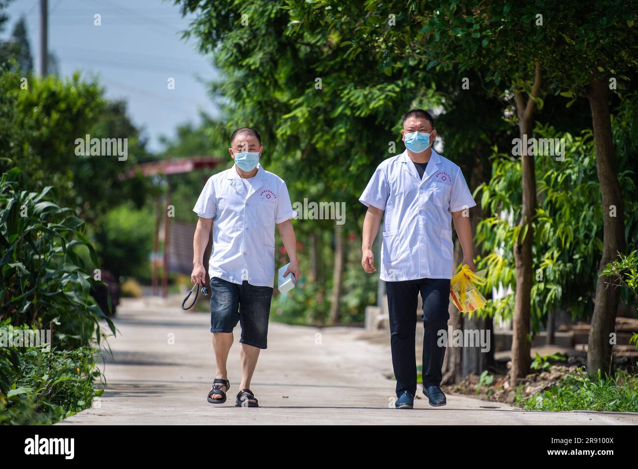 (230623) -- CHANGSHA, 23. Juni 2023 (Xinhua) -- Medizinische Arbeiter gehen, um Tür-zu-Tür-Gesundheitsfürsorge für Senioren in einer Gemeinde in Anxiang County von Changde City, Zentralchina Hunan Provinz, 21. Juni 2023. Die Stadt Changde hat ihre Anstrengungen zur Entwicklung eines Altenpflegesystems verstärkt, das hauptsächlich aus häuslichen, gemeinnützigen, institutionellen und medizinischen Betreuungseinrichtungen besteht. (Xinhua/Chen Sihan) Stockfoto