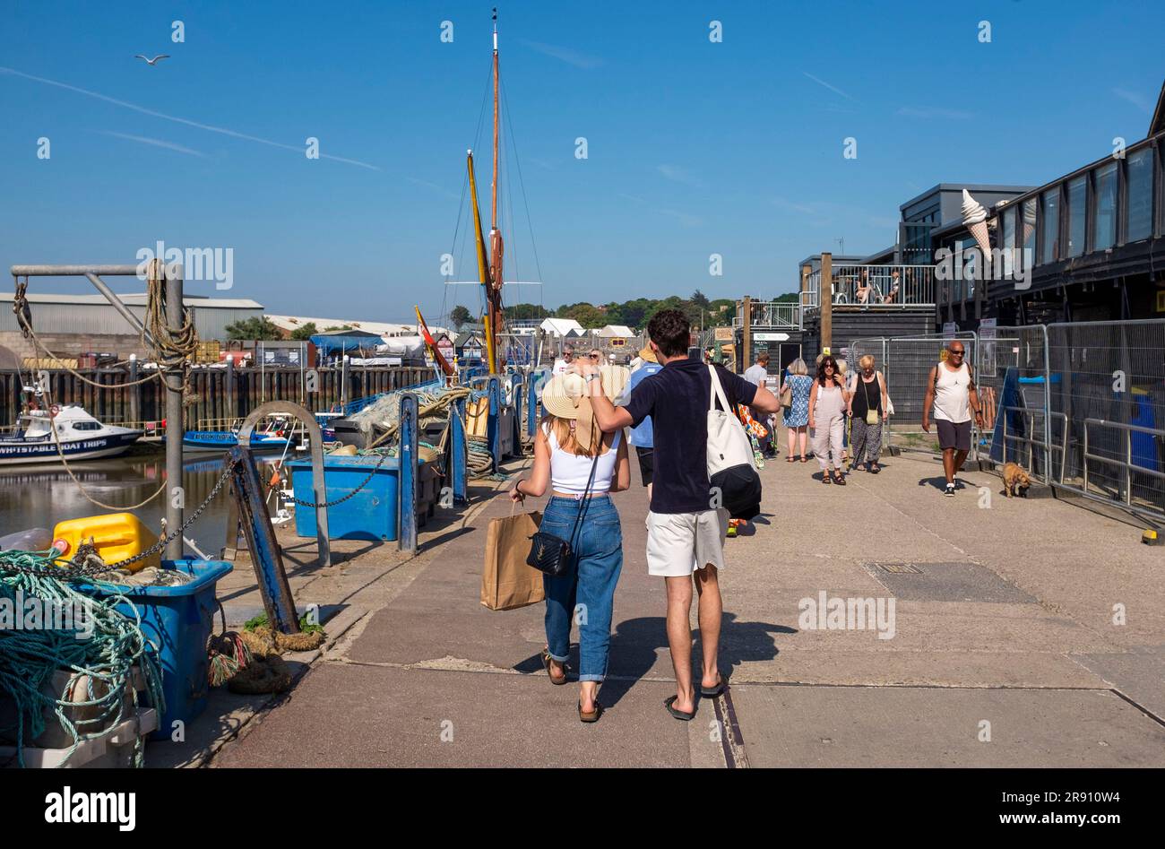 Whitstable North Kent , England UK - Whitstable Harbour Quayside, wo sie berühmt sind für ihre Austern und Fische Stockfoto