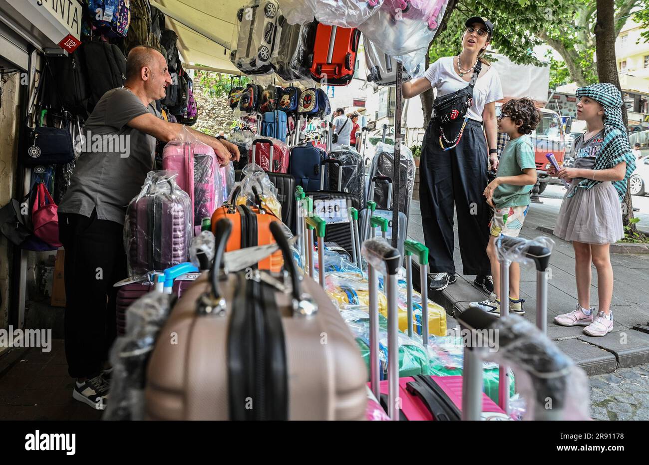 Istanbul, T¨¹rkiye. 19. Juni 2023. Kunden wählen Waren in einem kleinen Geschäft im Viertel Mahmutpasa in Istanbul, T¨¹rkiye, 19. Juni 2023 aus. PASSEND ZU „Feature: Turks' Eid Celebration, die durch ein begrenztes Budget aufgrund hoher Inflation gedrängt wird“ Gutschrift: Omer Kuscu/Xinhua/Alamy Live News Stockfoto