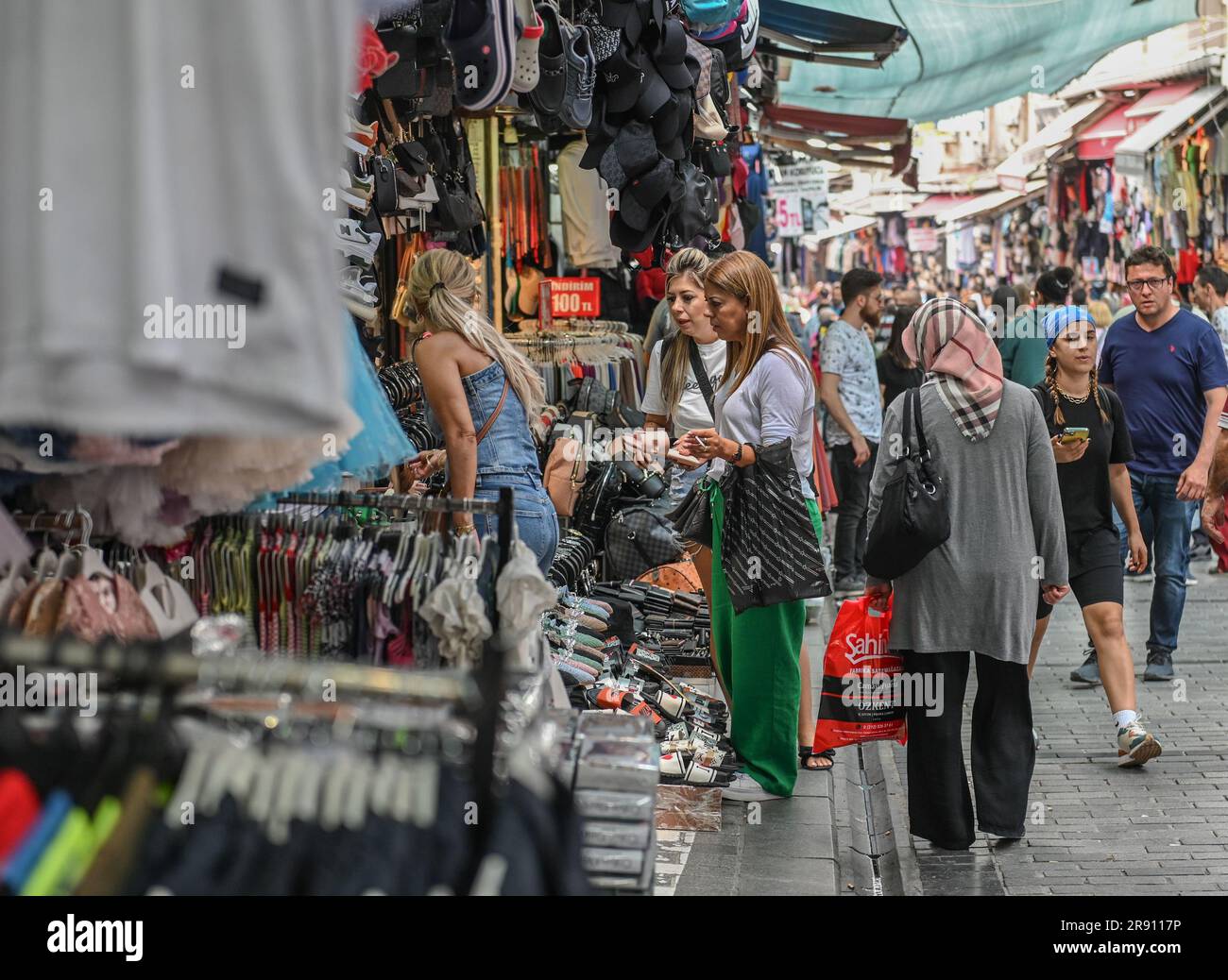 Istanbul, T¨¹rkiye. 19. Juni 2023. Kunden wählen Waren in einem kleinen Geschäft im Viertel Mahmutpasa in Istanbul, T¨¹rkiye, 19. Juni 2023 aus. PASSEND ZU „Feature: Turks' Eid Celebration, die durch ein begrenztes Budget aufgrund hoher Inflation gedrängt wird“ Gutschrift: Omer Kuscu/Xinhua/Alamy Live News Stockfoto