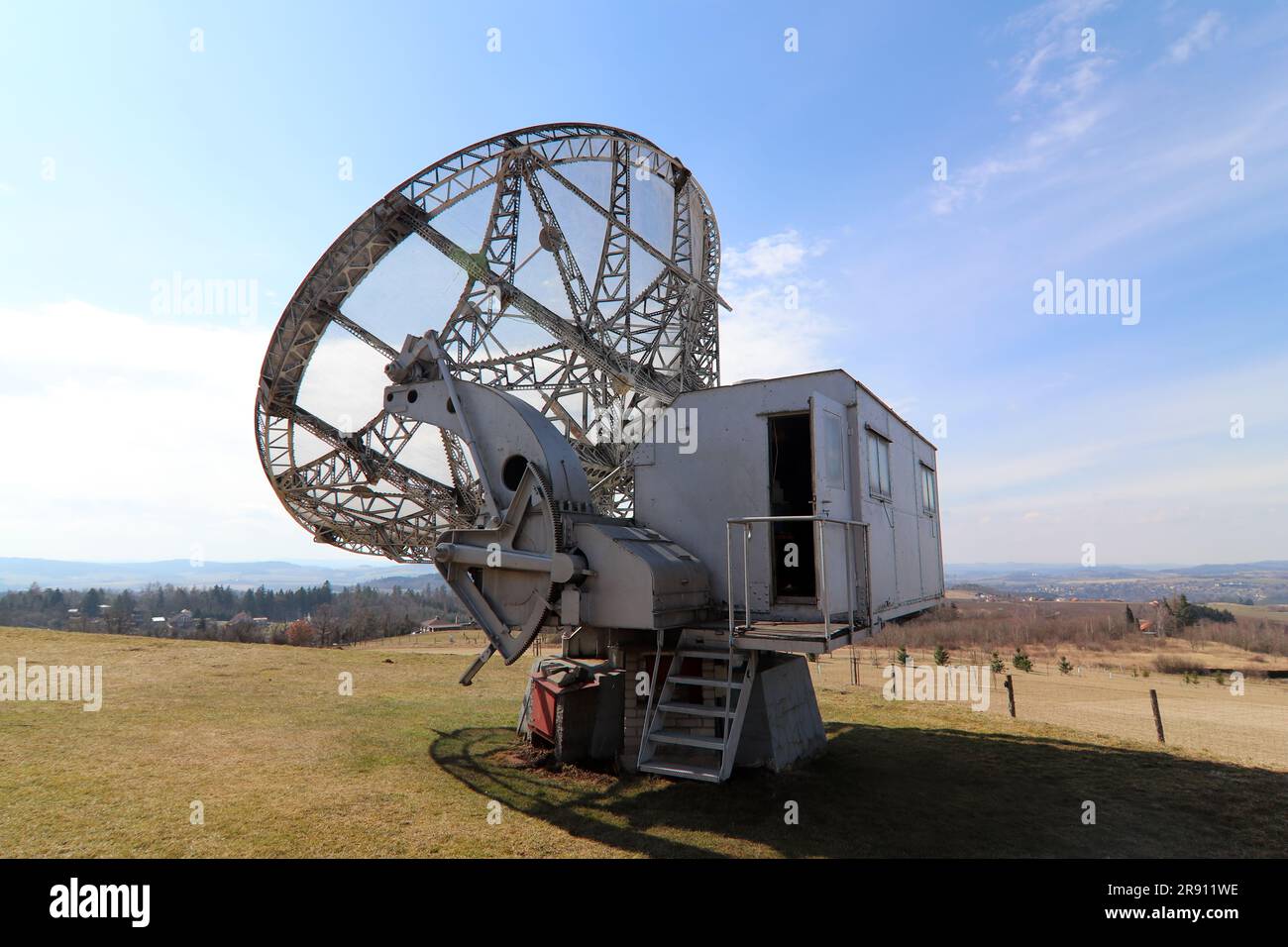 Radioteleskop und Solarflussmonitor im Ondrejov Observatorium - Hauptobservatorium des Astronomischen Instituts Stockfoto