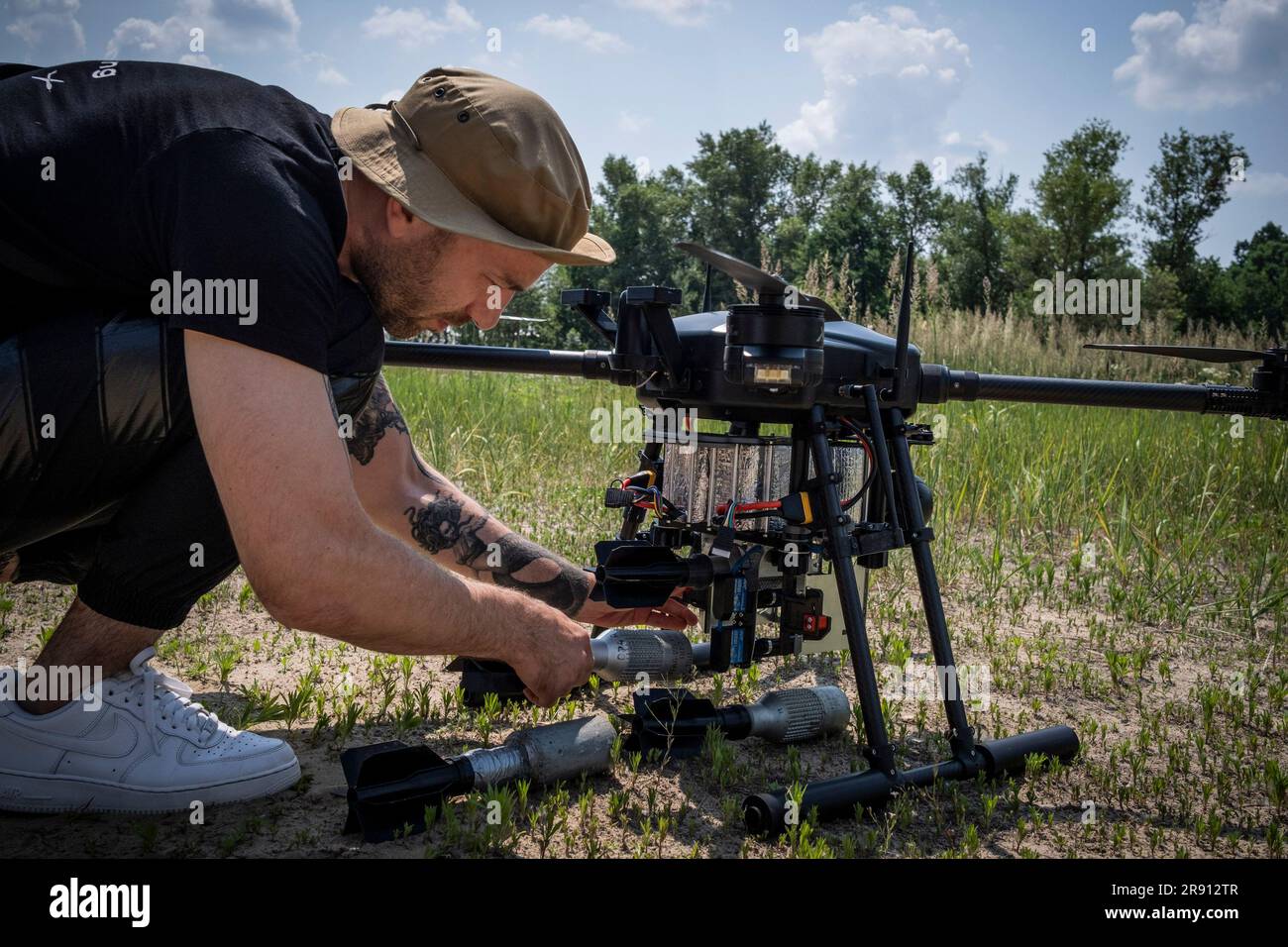 Oblast Kiew, Ukraine. 20. Juni 2023. Igor (35) aus Skylab, einer ukrainischen zivilen Drohnenfirma, hat für den Testflug Blindsprengkörper unter ihre erste Militärdrohne gelegt. Skylab, eine ukrainische zivile Drohnenfirma, testete ihre erste militärisch geeignete Drohne als Schritt zur Unterstützung der Kriegsbemühungen in der Ukraine. Das Unternehmen behauptete, dass die Drohne, die auf einem Raspberry Pi Computer basiert, eine Reichweite von 7000km m mit geladenen Waffen hat, zusammen mit einer maximalen Nutzlast von 6,8kg kg und einer Betriebszeit von 30 Minuten. (Foto: Alex Chan Tsz Yuk/SOPA Images/Sipa USA) Guthaben: SIPA USA/Alamy Live News Stockfoto