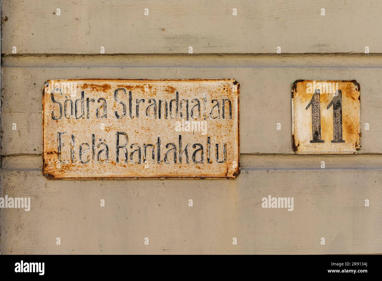 Altes rostiges Straßenschild auf der Mauer Södra Strandgatan 11 oder Eteläinen Rantakatu 11 in Barckens udde, der Altstadt von Ekenäs oder Tammisaari, Finnland Stockfoto