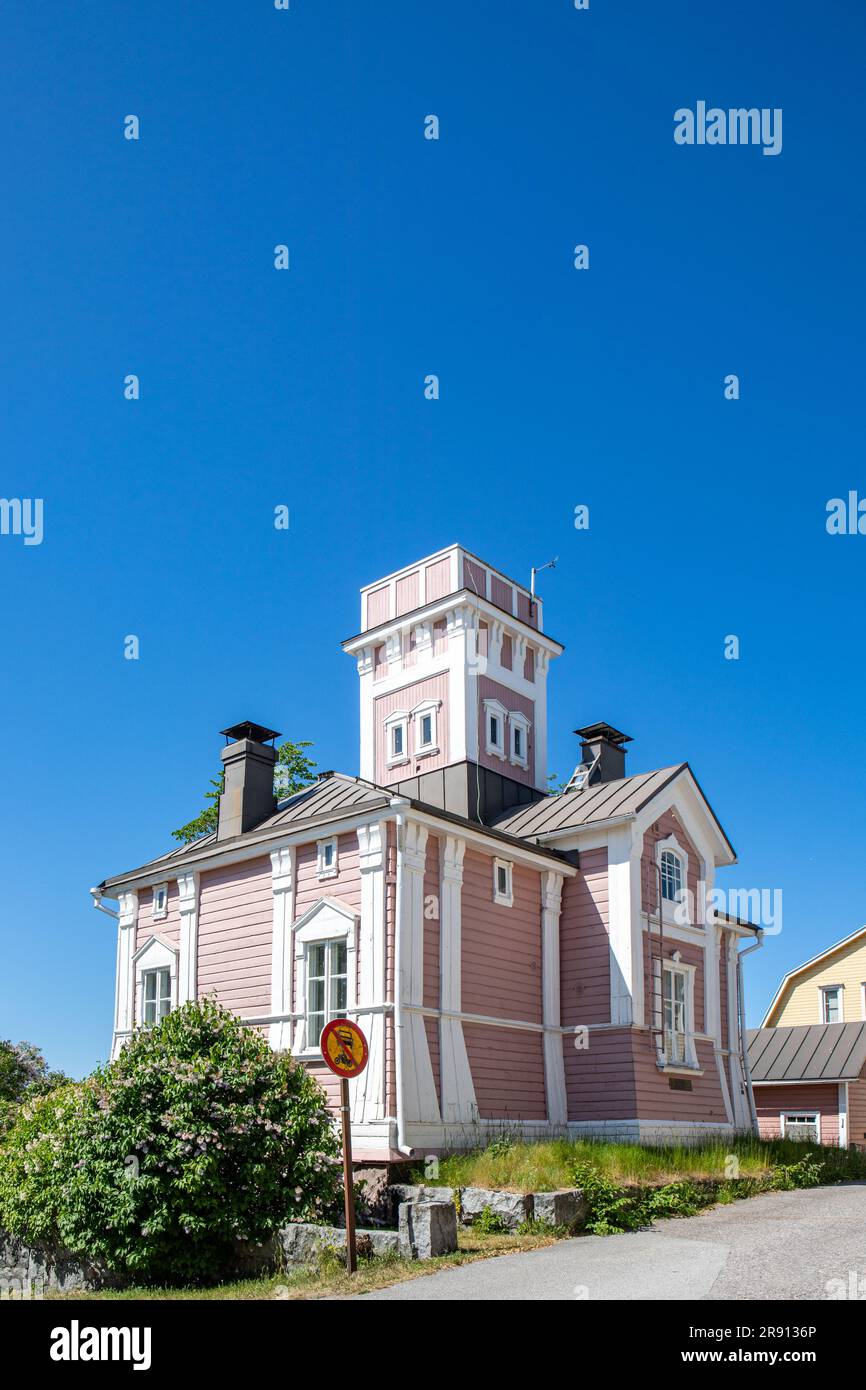Alter Holzfeuerturm, entworfen von Constantin Kiseleff und 1875 erbaut, gegen den klaren blauen Himmel an einem sonnigen Sommertag in Tammisaari (Ekenäs), Finnland Stockfoto