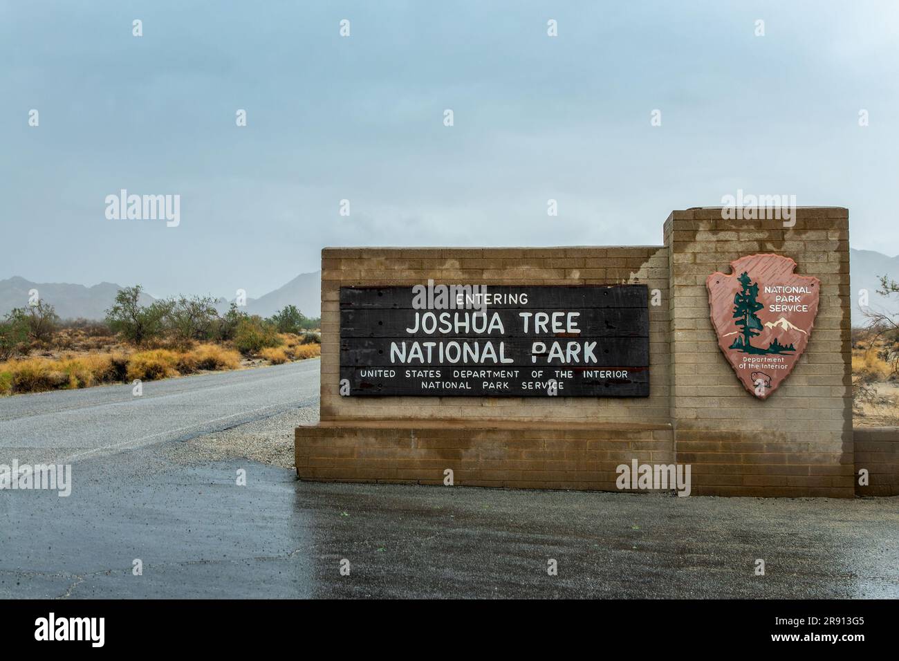 Eingangstor zum Joshua Tree National Park, Regentag, Kalifornien Stockfoto