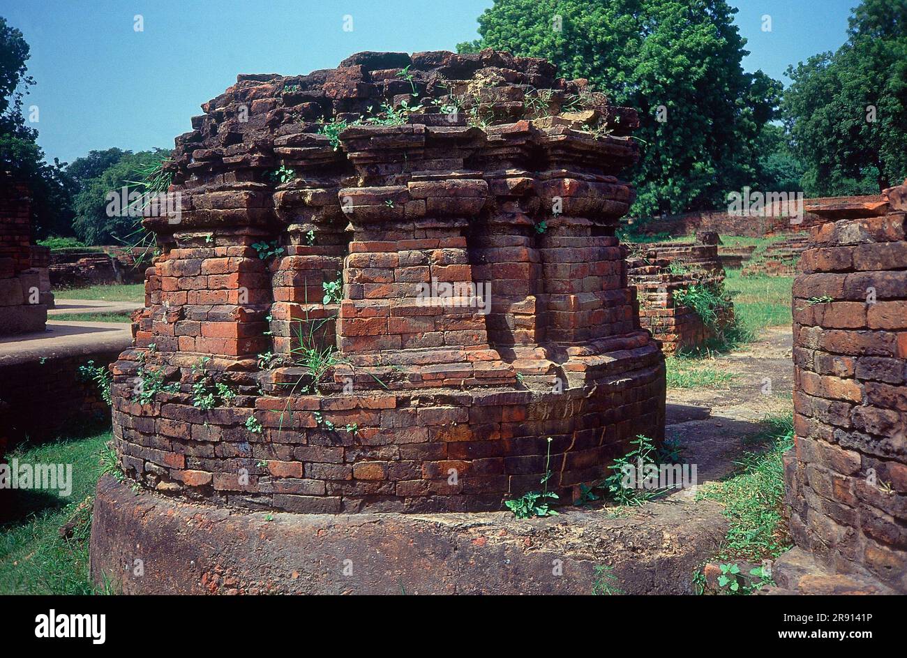 RESTOS ARQUEOLOGICOS DE BASA DE MONASTERIOS-S I-. Lage: AUSSEN. SARNATH. Indien. Stockfoto