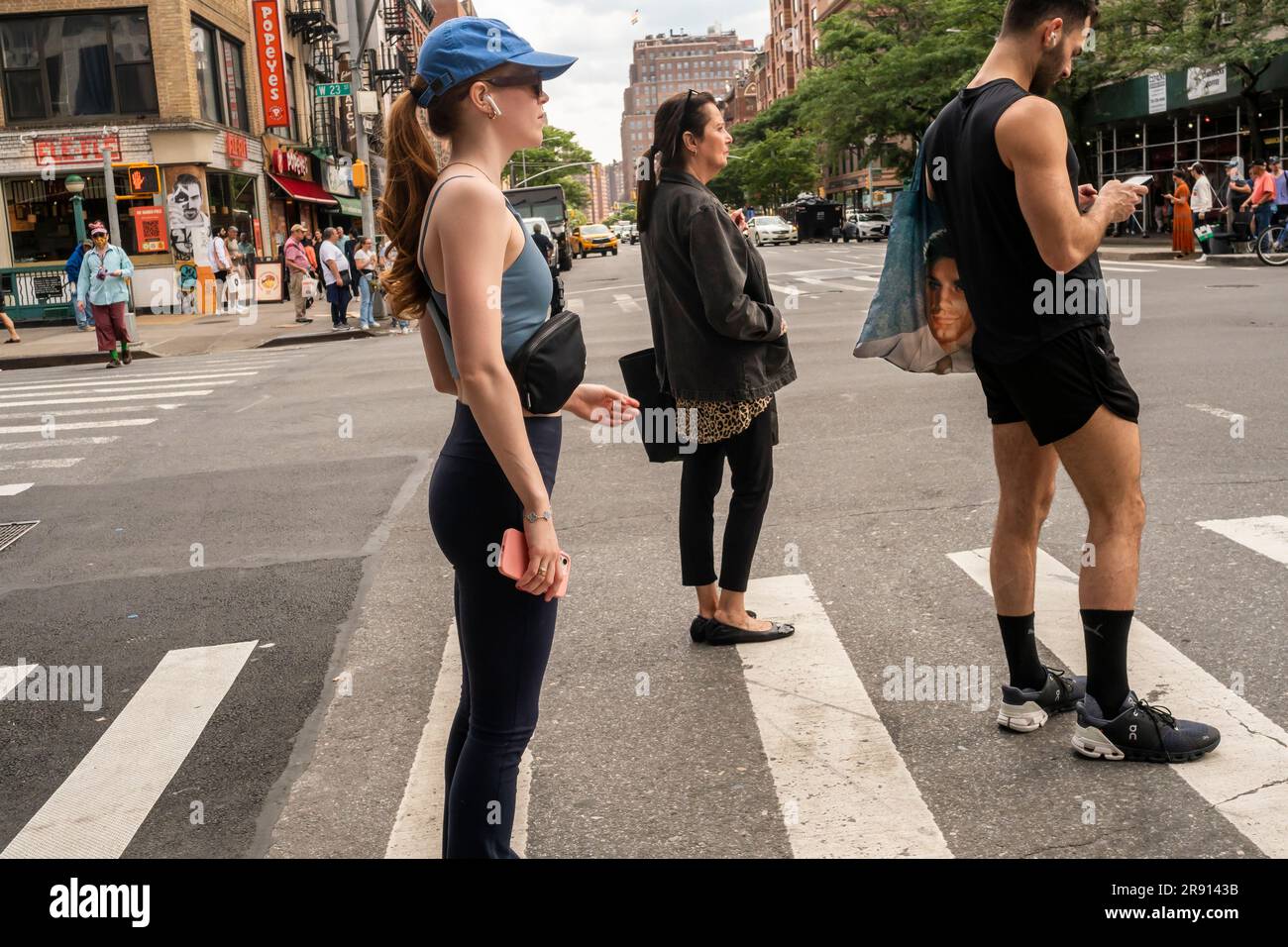 Geschäftige Kreuzung in Chelsea in New York am Donnerstag, den 15. Juni 2023. (© Richard B. Levine) Stockfoto