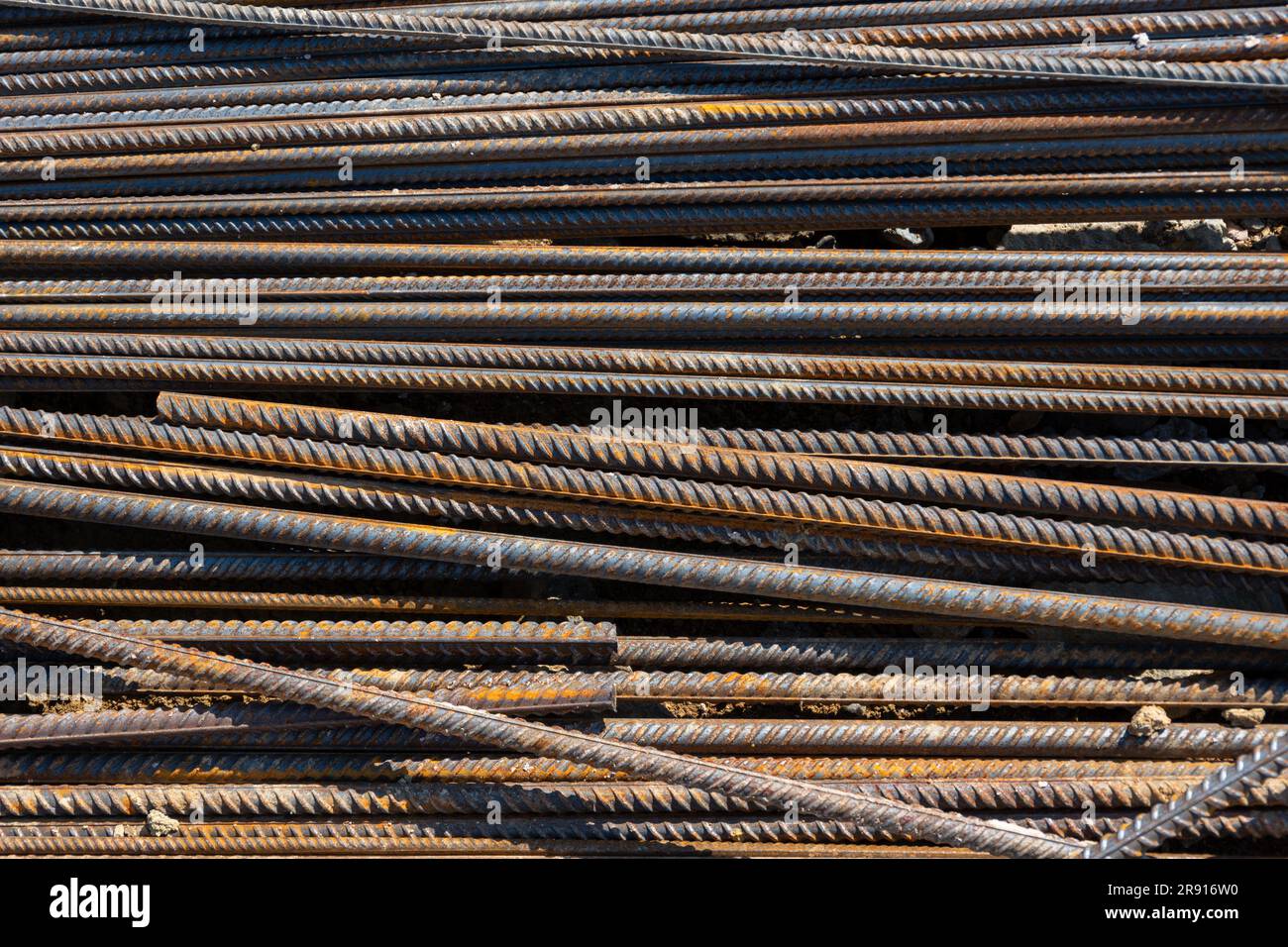 Bewehrungsstäbe aus Stahl. Stahlverstärkung für Baustahl. Industrieller Hintergrund. Struktur des Armierungsstabs. Metallbeschläge für Stahlbeton. S Stockfoto