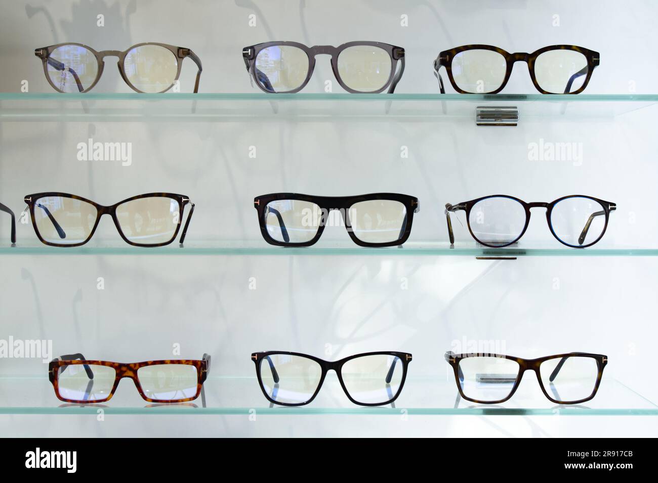 Brillenreihen zum Verkauf in Regalen bei einem Optiker, England, Großbritannien Stockfoto