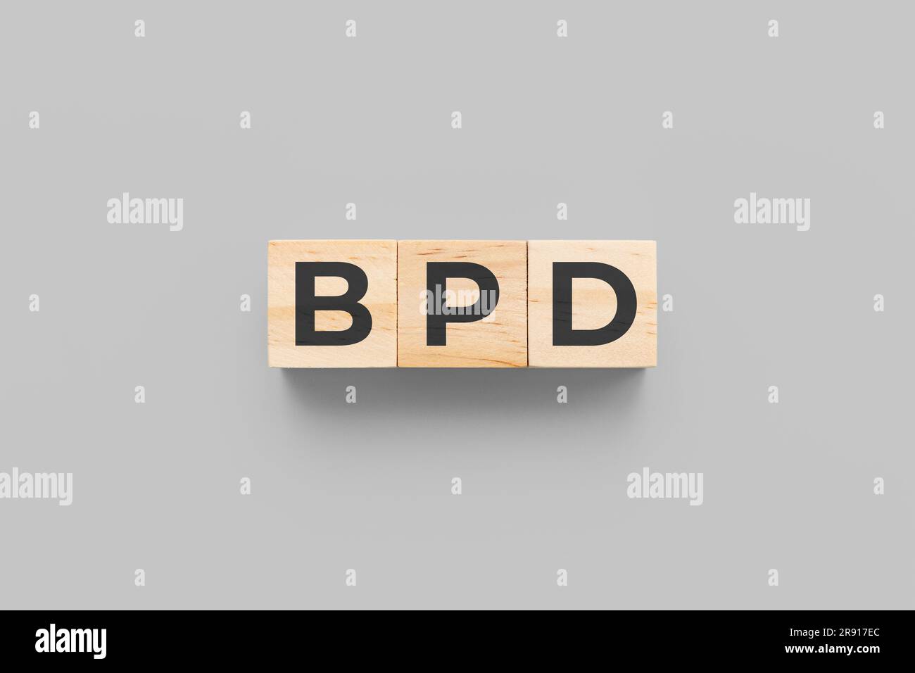 BPD (Borderline Personality Disorder) Holzwürfel auf grauem Hintergrund Stockfoto