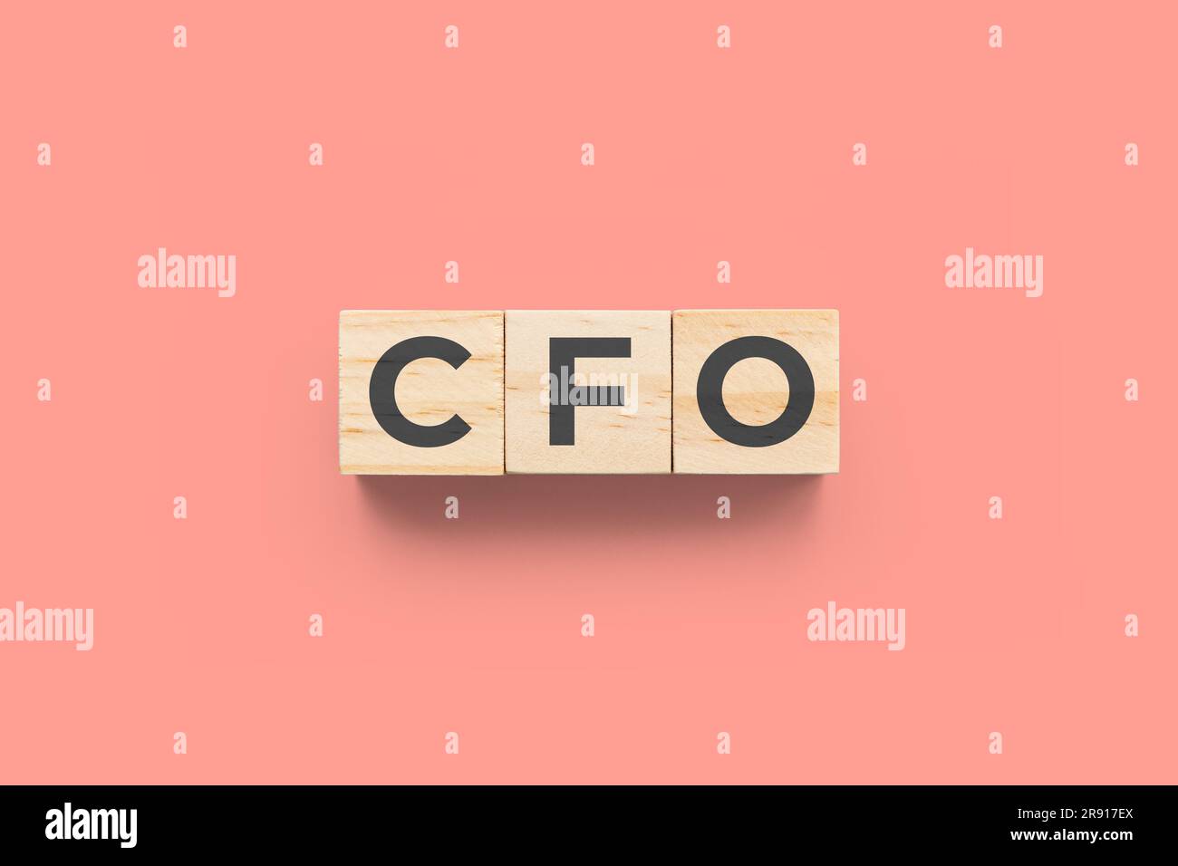 CFO (Chief Financial Officer) Holzwürfel auf rotem Hintergrund Stockfoto