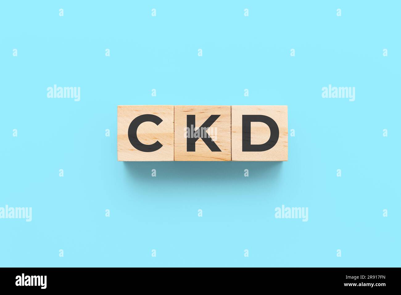 CKD (Chronic Kidney Disease) Holzwürfel auf blauem Hintergrund Stockfoto