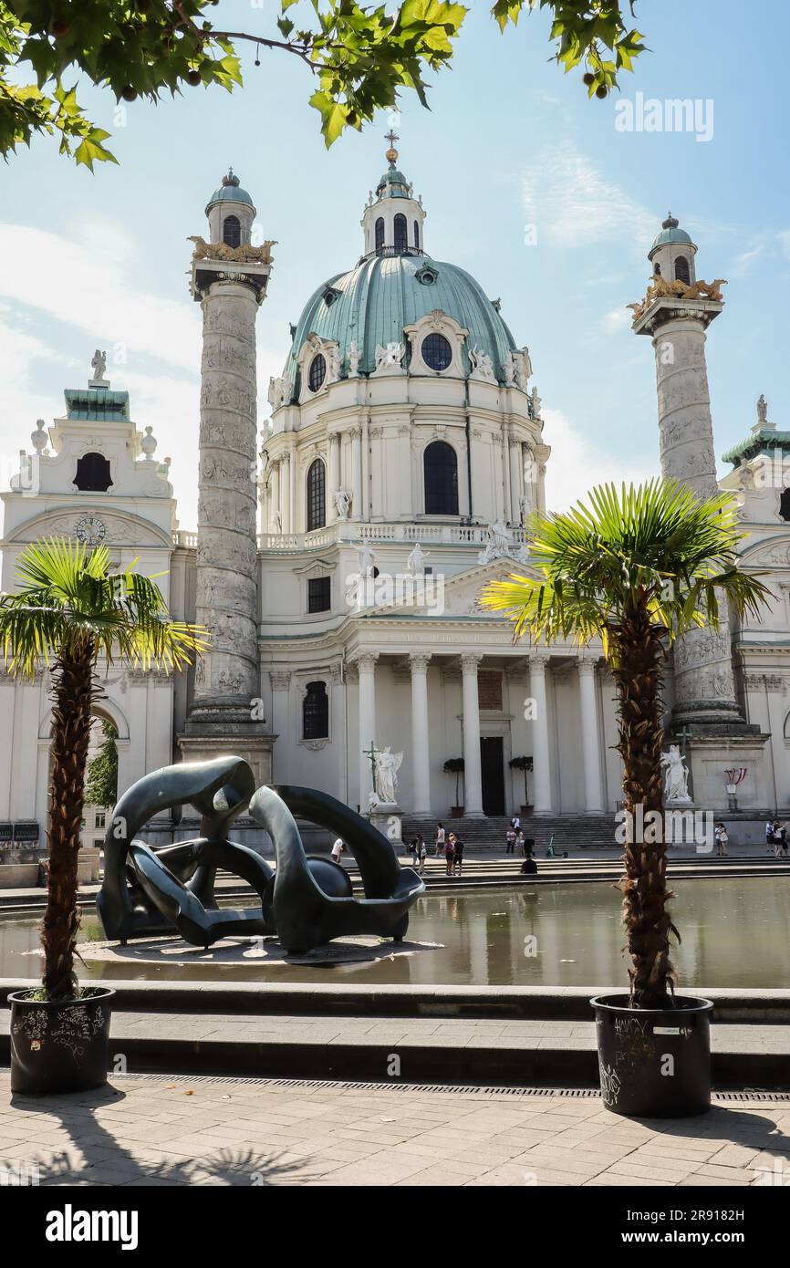 Wien, Österreich - 15. August 2022: Karlskirche in der europäischen Stadt am Sonnentag. Barocke Kirche mit Dom auf dem Karlsplatz mit Baum. Stockfoto