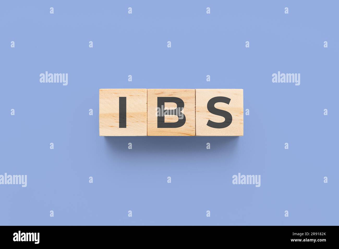 RDS (Reizdarmsyndrom) Holzwürfel auf blauem Hintergrund Stockfoto