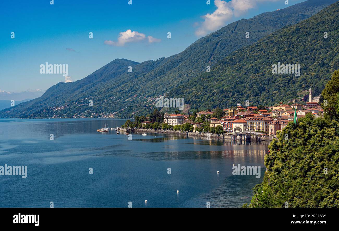 Cannero Riviera, Lago Maggiore. Panoramablick von der Küste der Altstadt. Piemont, Italienische Seen, Italien, Europa Stockfoto