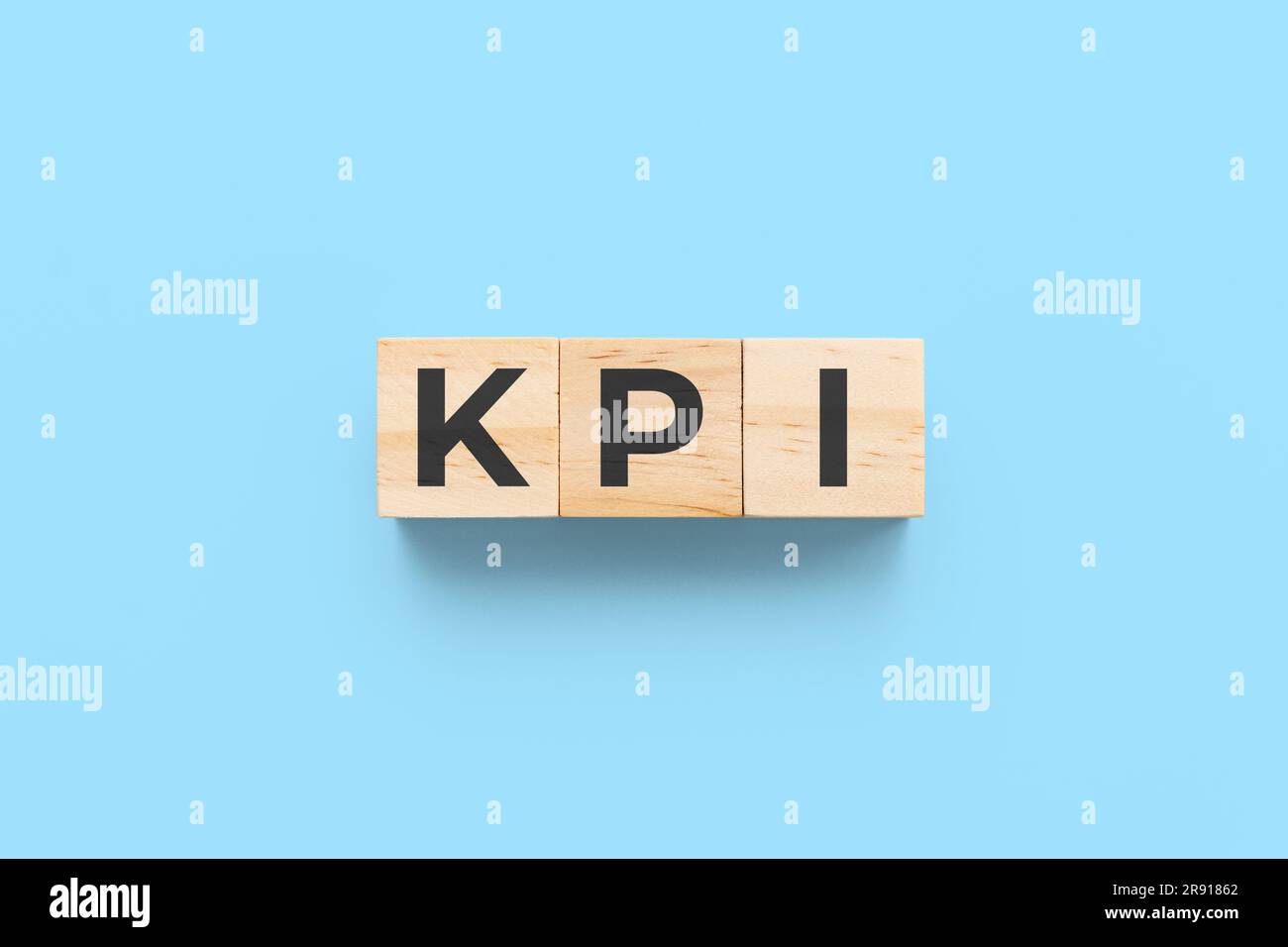 KPI (Key Performance Indicator) Holzwürfel auf blauem Hintergrund Stockfoto