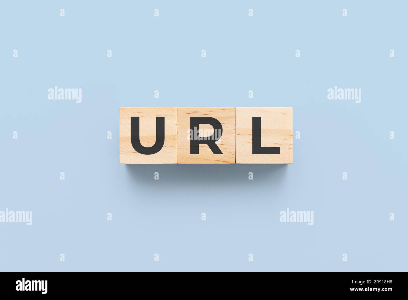 URL (Uniform Resource Locator) Holzwürfel auf blauem Hintergrund Stockfoto