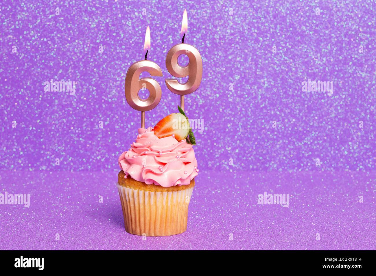 Cupcake Mit Nummer Für Geburtstags- Oder Jubiläumsfeier; Nummer 69 Stockfoto