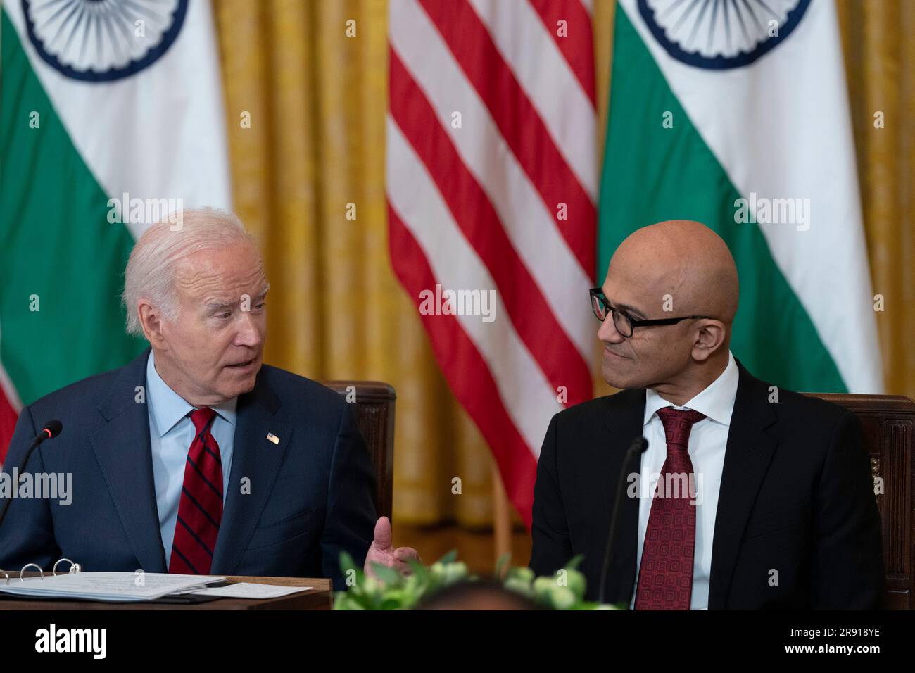 Washington, Usa. 23. Juni 2023. Präsident Joe Biden sieht Microsoft CEO Satya Nadella (R) als Premierminister Narendra Modi aus Indien und hochrangige Beamte und CEOs amerikanischer und indischer Unternehmen versammeln sich am Freitag, den 23. Juni 2023 im Weißen Haus in Washington, DC, um über Innovation, Investitionen und Fertigung zu sprechen. Foto: Chris Kleponis/UPI Credit: UPI/Alamy Live News Stockfoto