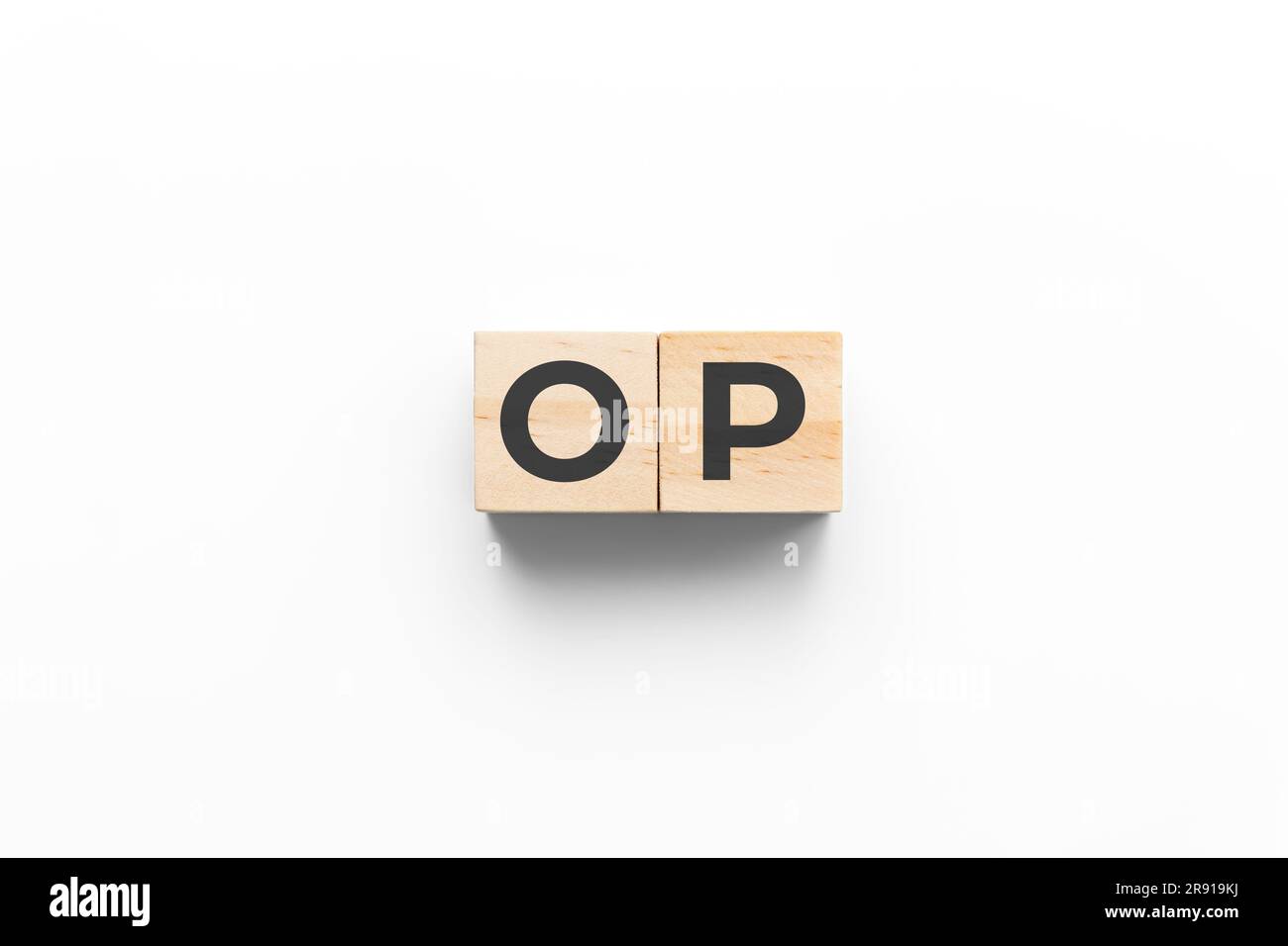 OP (Osteoporose) Holzwürfel auf weißem Hintergrund Stockfoto