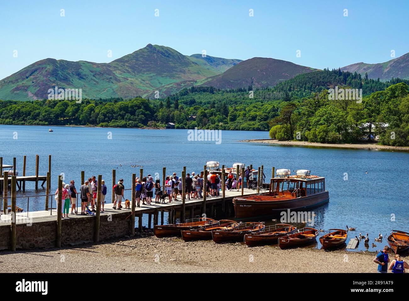 Warteschlangen für die Fähre, Derwent Water, Keswick, beliebt im English Lake District, Cumbria, im Juni, Sommerwetter Stockfoto