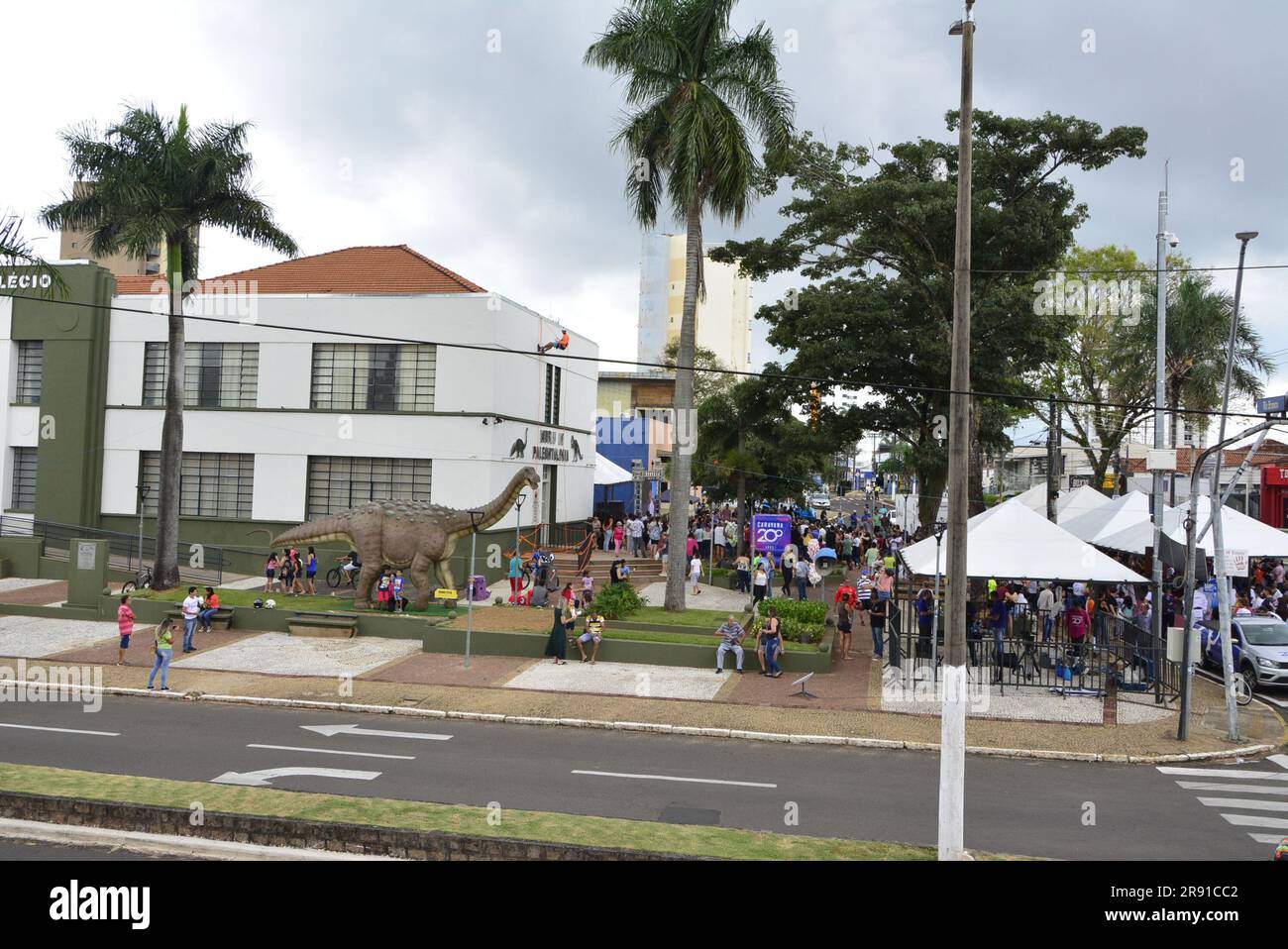 Stadt: Marília, São Paulo, Brasilien, 04. April 2023: Geburtstagsfeier der Stadt mit Besuchern des Paläontologiemuseums und Abseilen vor der Stadt Stockfoto