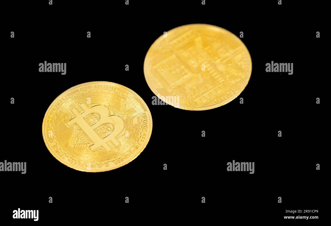 Bitcoin (BTC), obverse und Reverse, Kryptowährung dargestellt als goldene Goldmünze auf schwarzem Hintergrund. Blockchain-Zahlungssystem. Stockfoto