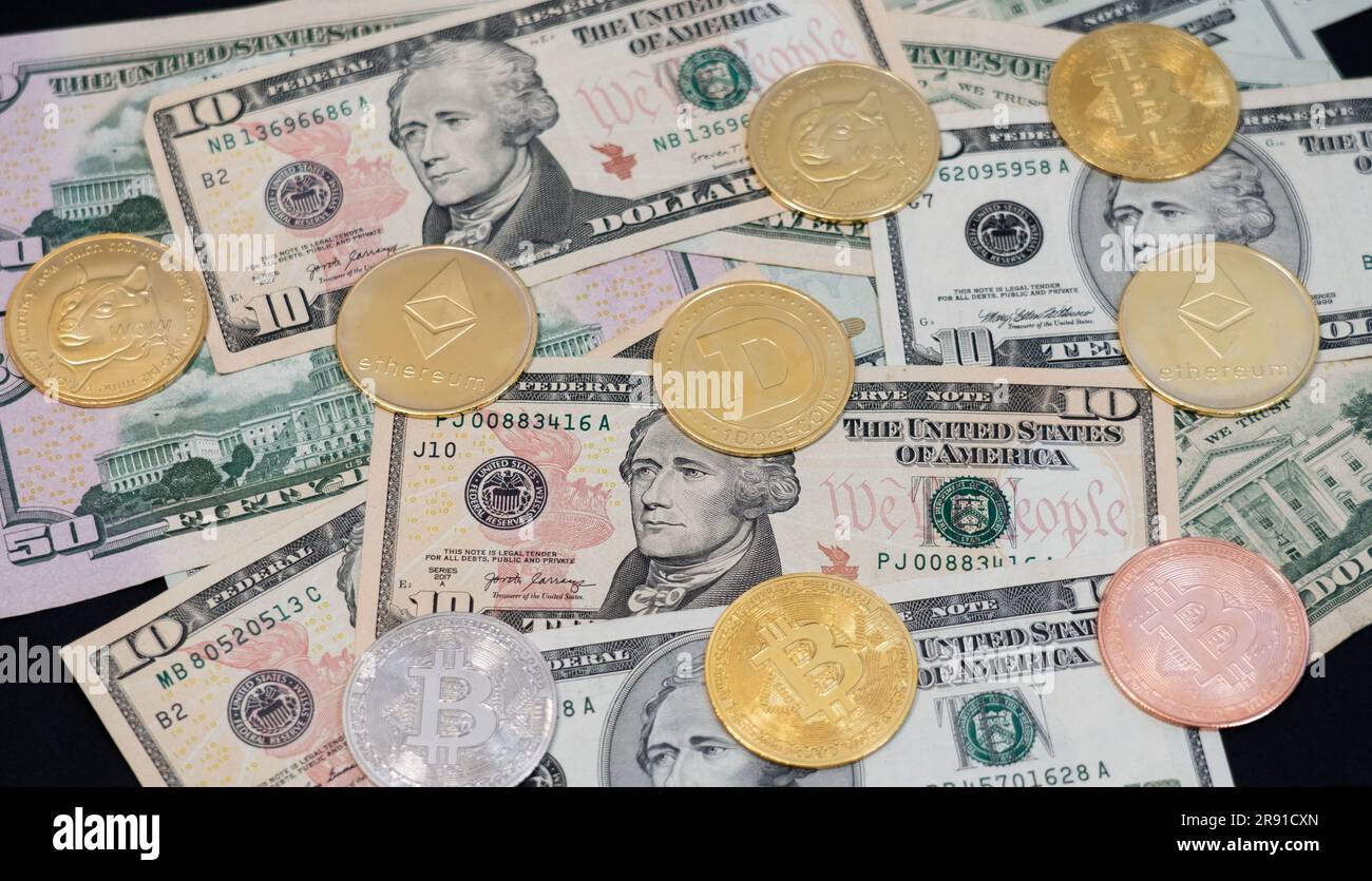Dogecoin (DOGE), Ethereum (Ether) ETH, Bitcoin Cash (BTC), Kryptowährung dargestellt als Gold-, Silber-, Rosengoldmünzen, die über Dollars liegen, echtes US-Geld Stockfoto