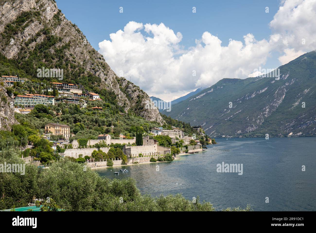 Malerischer Blick auf Limone am See auf Küste und Berge, Limone sul Garda, Gardasee, Italien, Europa Stockfoto