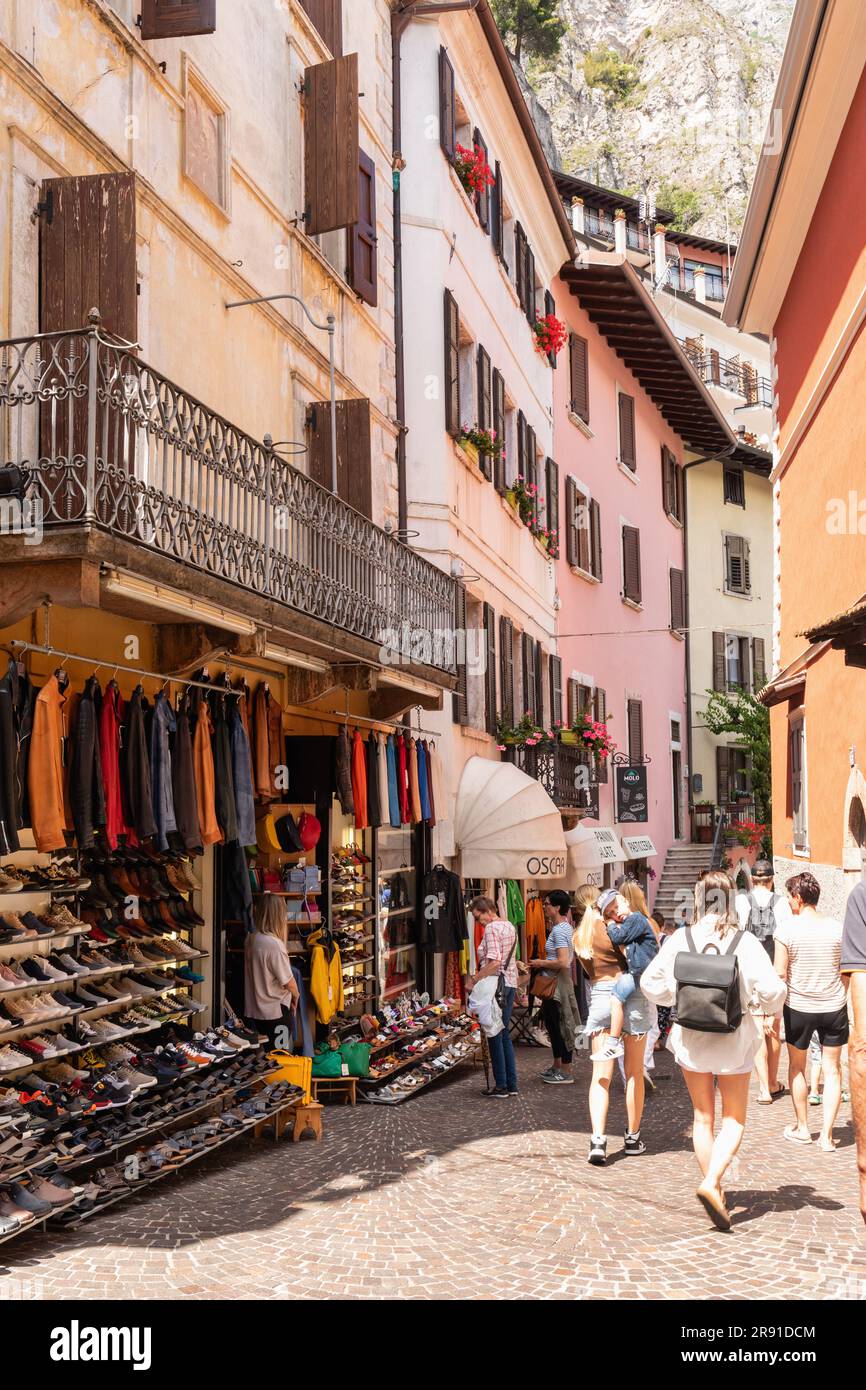 Enge Straße mit Geschäften in Limone, (Limone sul Garda) Gardasee, Italien, Europa Stockfoto