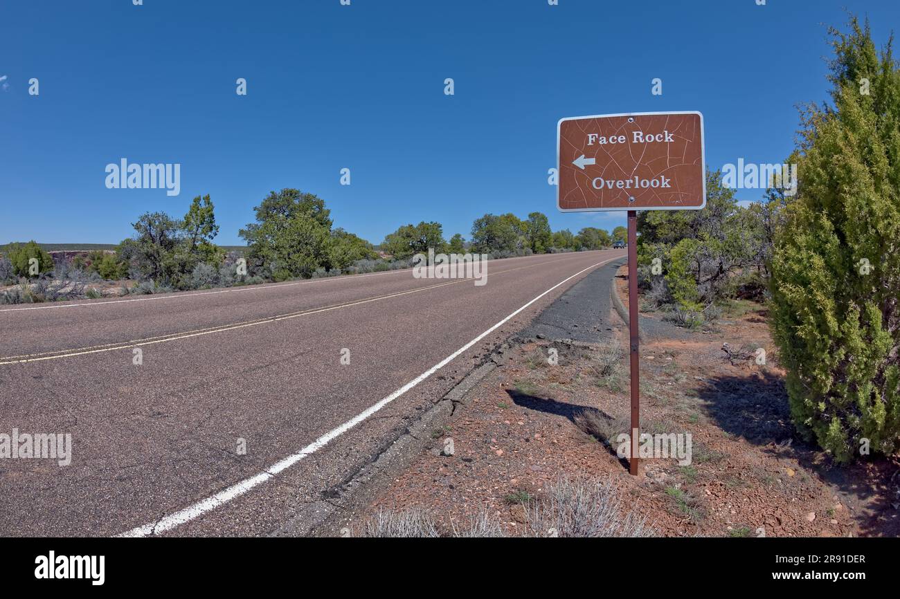 Straßenschild, das den Weg zum Face Rock Overlook am Südrand des Canyon De Chelly Arizona weist. Stockfoto
