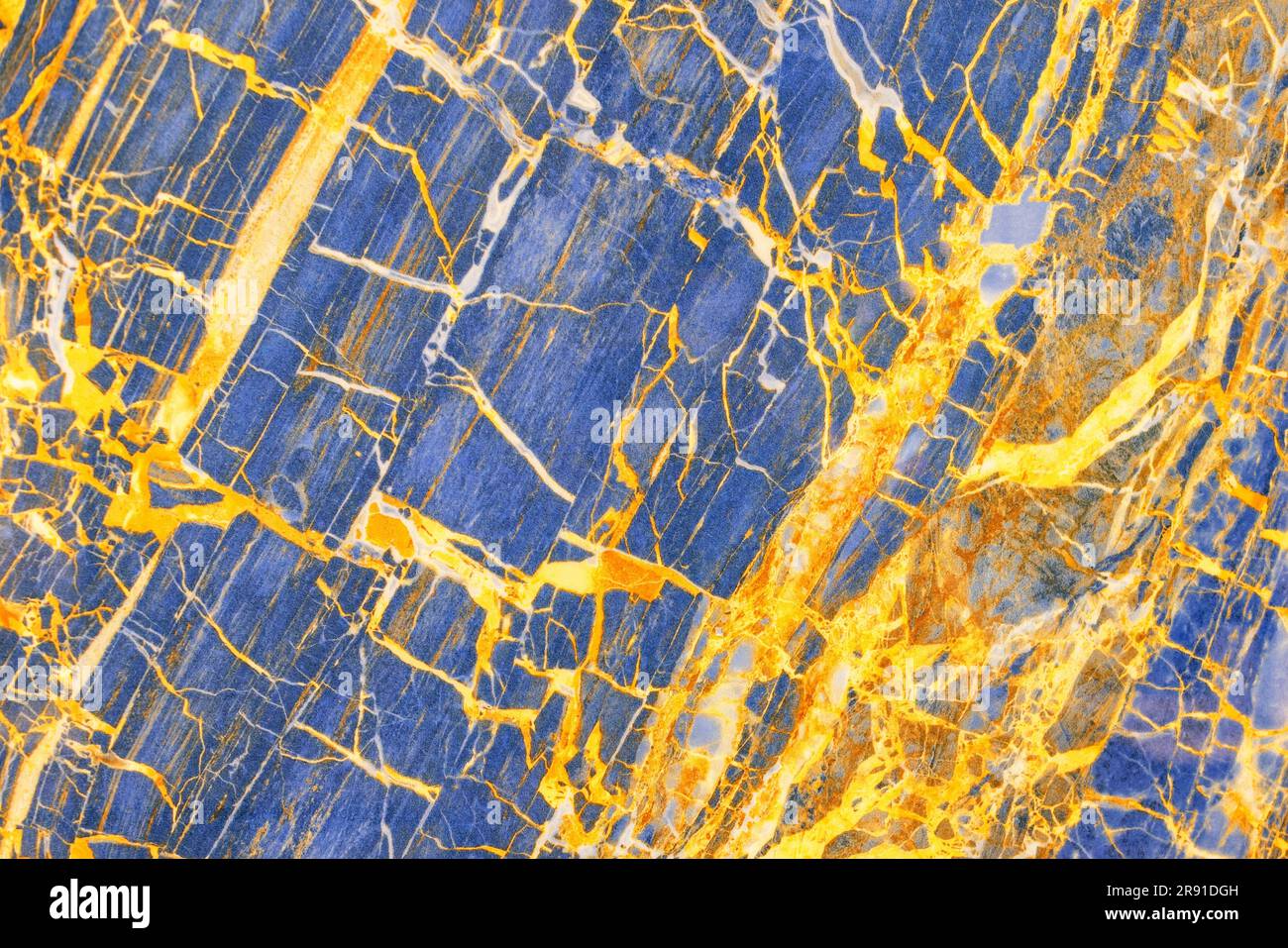 Luxuriöser blauer Marmor mit goldenen Adern, strukturierte polierte Mineralscheibe. Stockfoto