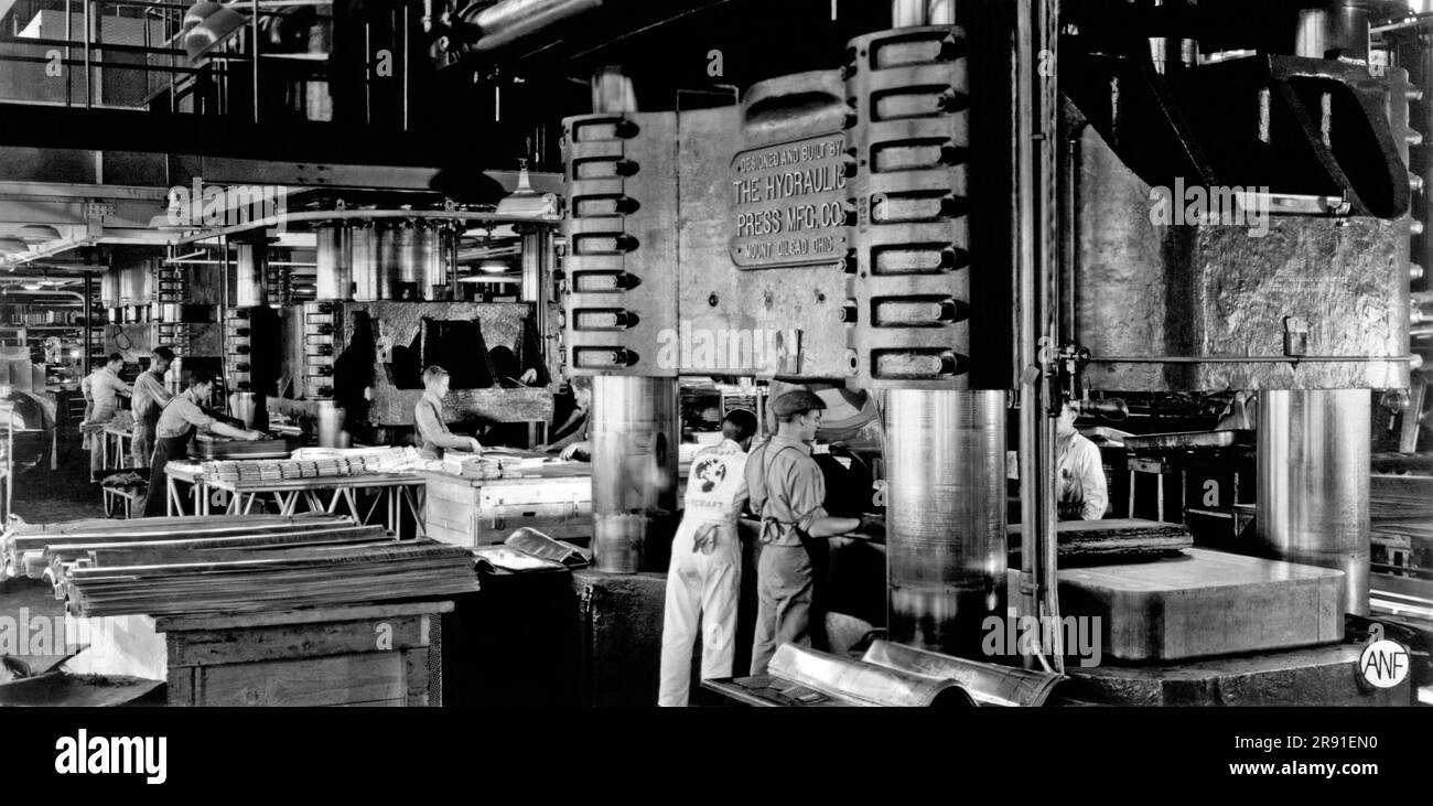 Santa Monica, Kalifornien: ca. 1942. Eine Flugzeugfabrik in Douglas, in der extrem harter Gummi als Teil der Formen verwendet wird, um Aluminiumteile für Flugzeuge für den Zweiten Weltkrieg zu schneiden und zu Formen. Das Gummi wird auf die Härte von Stahl komprimiert und wird mithilfe des Guerin-Prozesses in die Matrizen gedrückt, um die Blechteile zu erzeugen. Stockfoto
