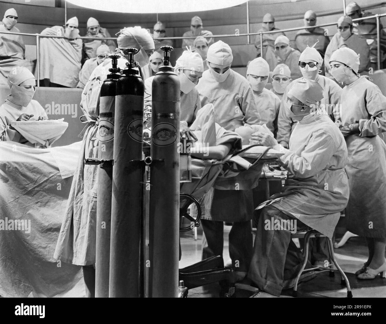 Hollywood, Kalifornien: c. 1930 Ein Film, in dem Medizinstudenten eine chirurgische Operation in einem Krankenhaus beobachten. Stockfoto